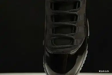 11 CAP 378037-005 JORDAN AND GOWN RETRO - 0513